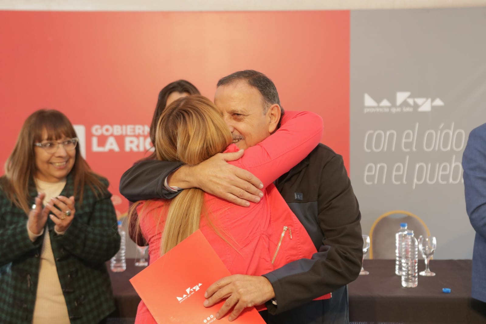 El gobernador Quintela entregó decretos de pase planta a 126 trabajadoras y trabajadores del Ministerio de Educación
