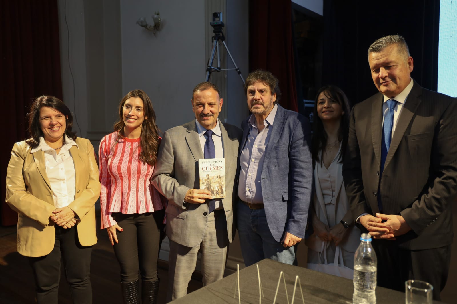 El gobernador Ricardo Quintela estuvo presente en el primer día de la 21ª edición de la Feria del Libro