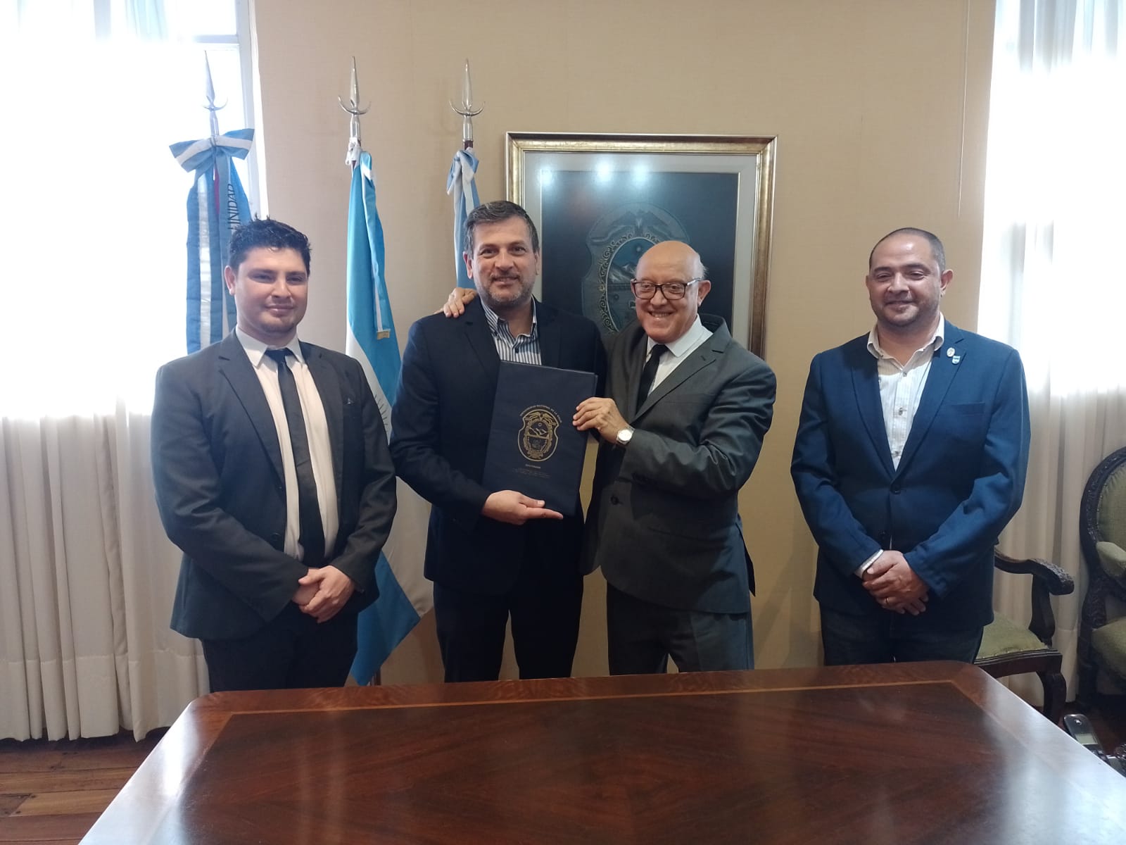 El ministro de Transporte y Comunicaciones, Ismael Bordagaray firmó convenio de cooperación con la UNLaR