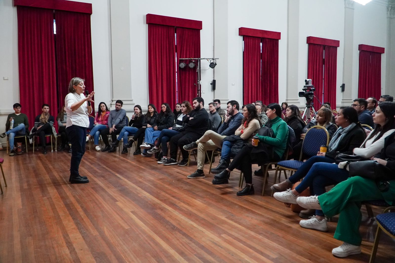 Adriana Lorusso, afirmó que los medios de comunicación sufren unas de las crisis financieras más grandes de la historia