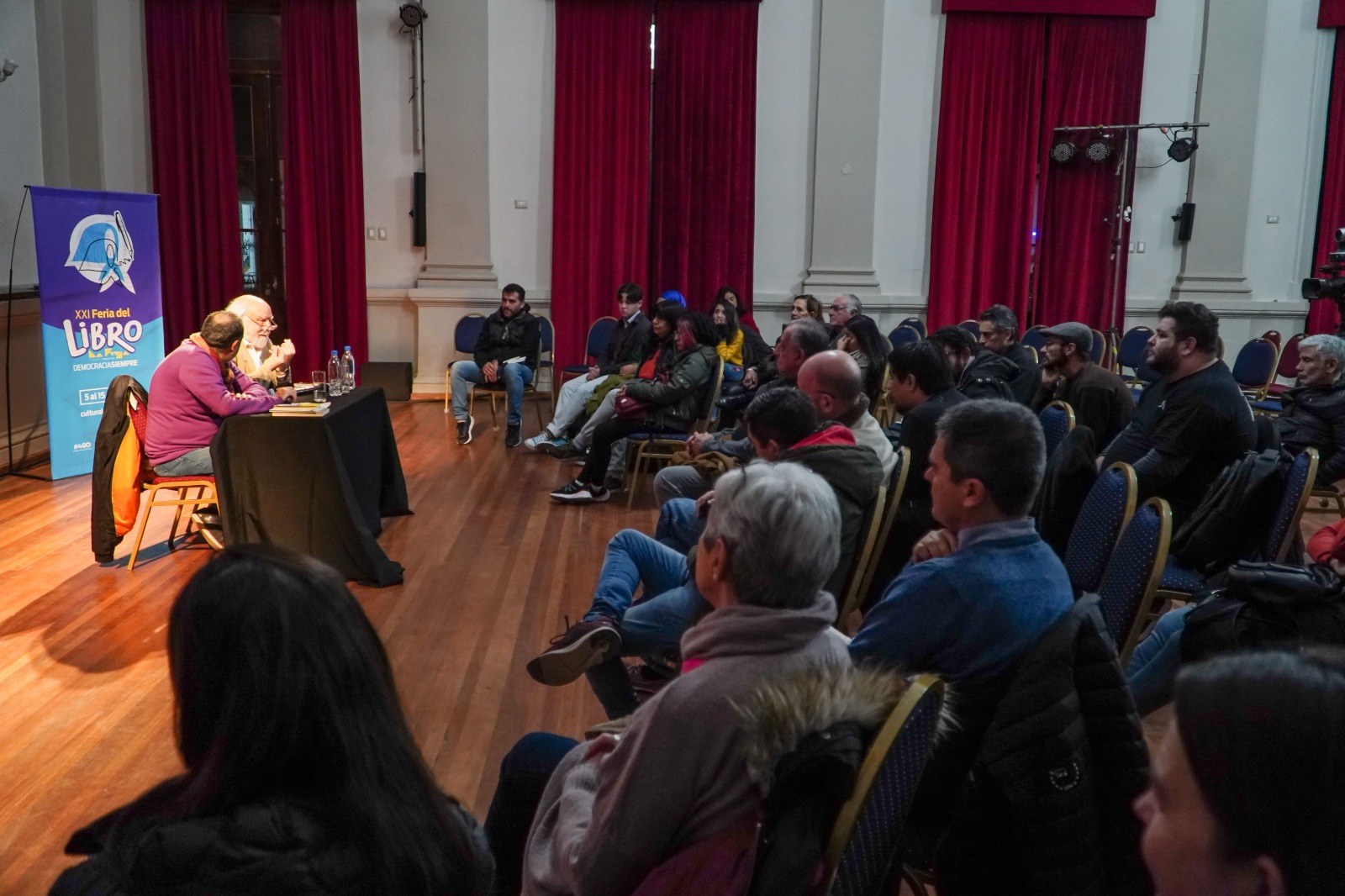 Juan Sasturain cautivó al público con una charla distendida sobre literatura