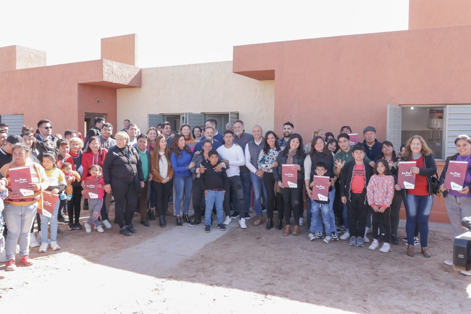 El gobernador entregó las llaves de su nuevo hogar a familias de Arauco.