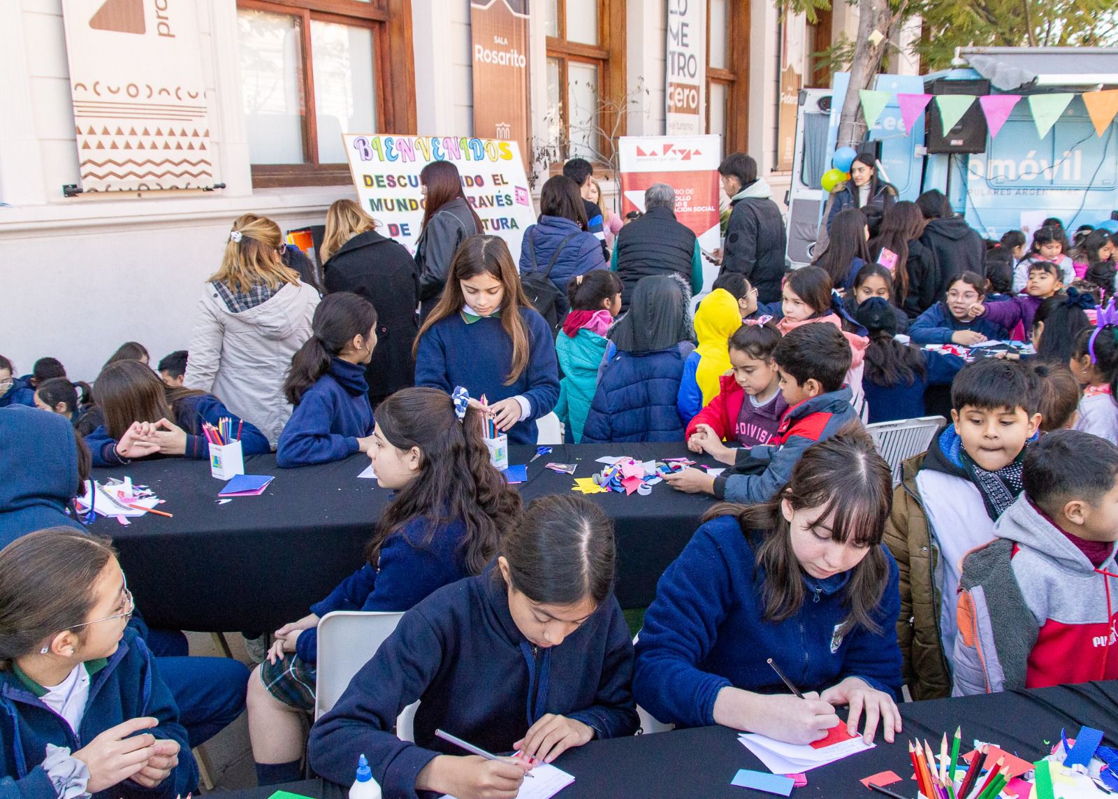 Fortaleciendo el Vínculo Literario y Educativo: FES participó de talleres en la Feria del Libro.