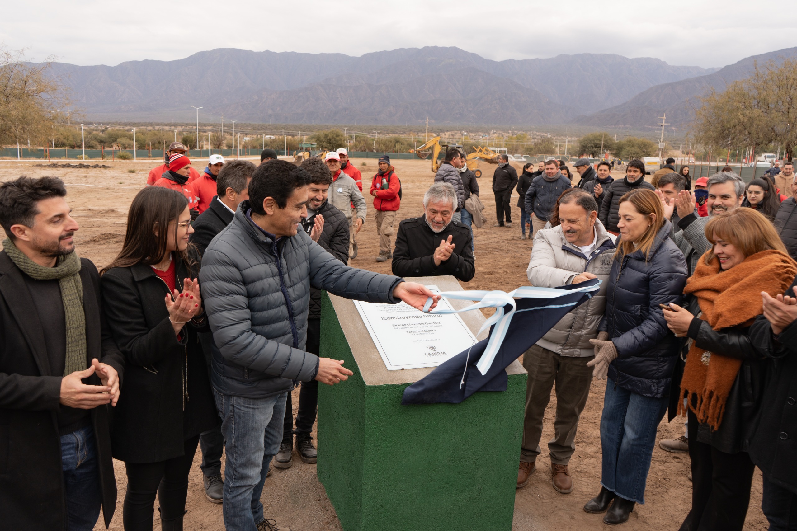 Se descubrió la piedra basal de lo que será el Polo Científico Tecnológico en la Capital. 