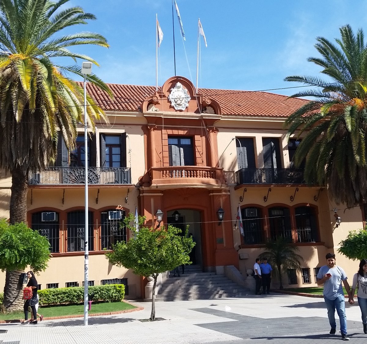 Con adicional de ítems no remunerativos. La Administración Pública Provincial comenzó a cobrar el aguinaldo y la quincenita.