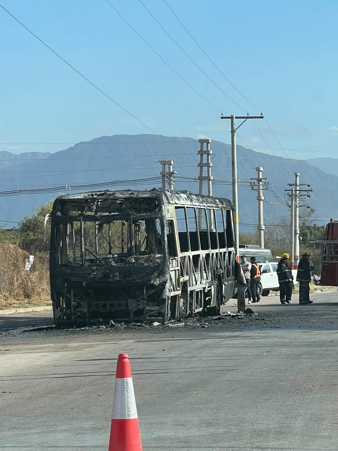 Se incendió un colectivo de Rioja Bus en el B° Jardín Norte.