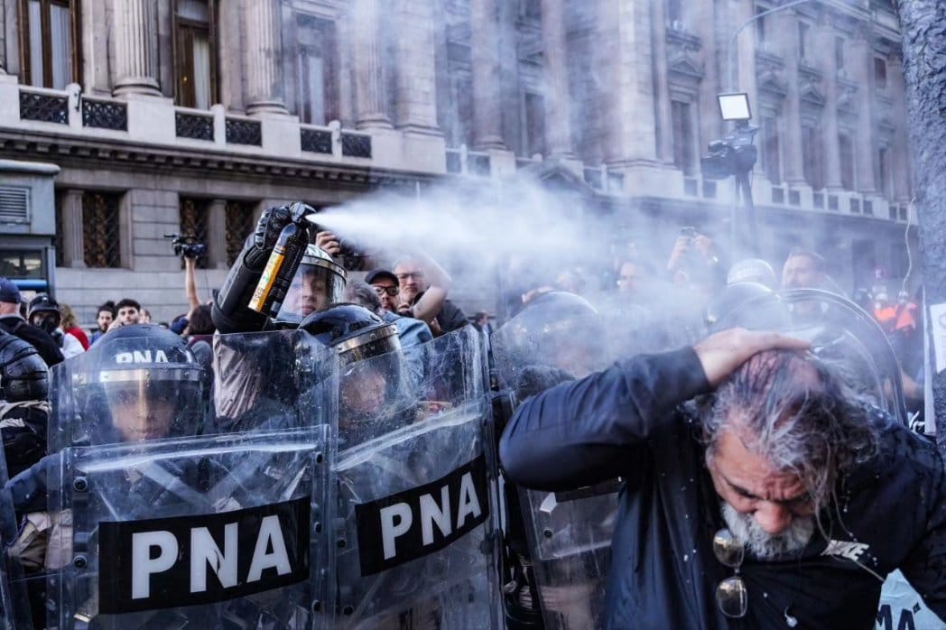 Violento operativo: balas de goma, heridos y detenidos en la marcha de jubilados