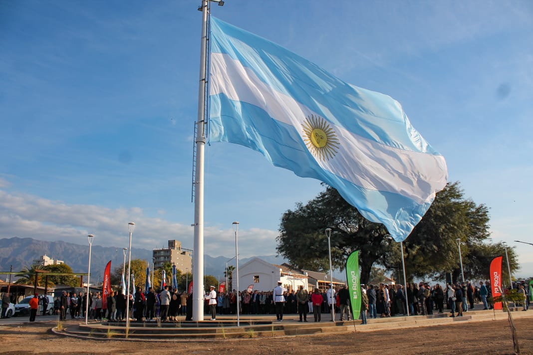 Municipio Capital colocó la bandera más grande en la renovada Estación de trenes. 