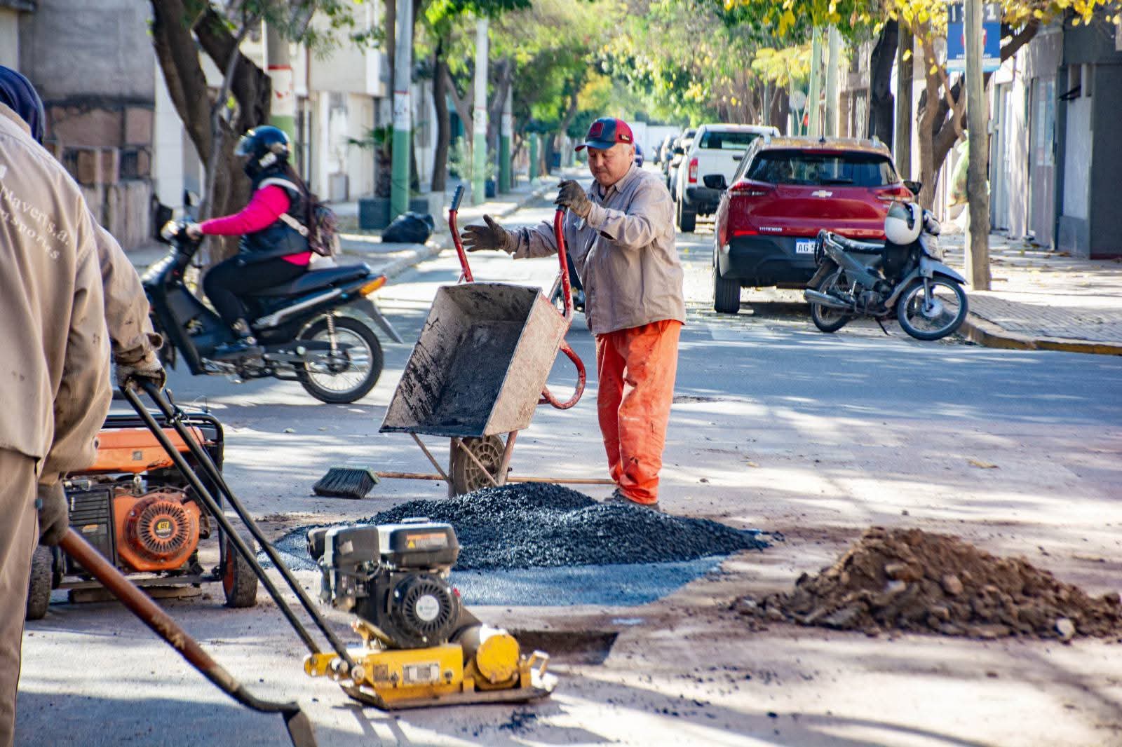 Municipio de la Capital y Provincia continuan con las tareas progresivas de bacheo en la Ciudad.