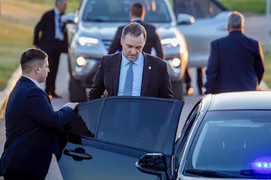Y esto?. Es legal que Manuel Adorni mantenga la custodia oficial?