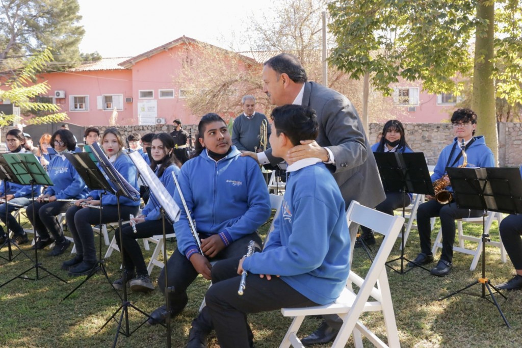La Orquesta Juvenil del Centro Polivalente brindó un gran espectáculo en la Residencia Oficial