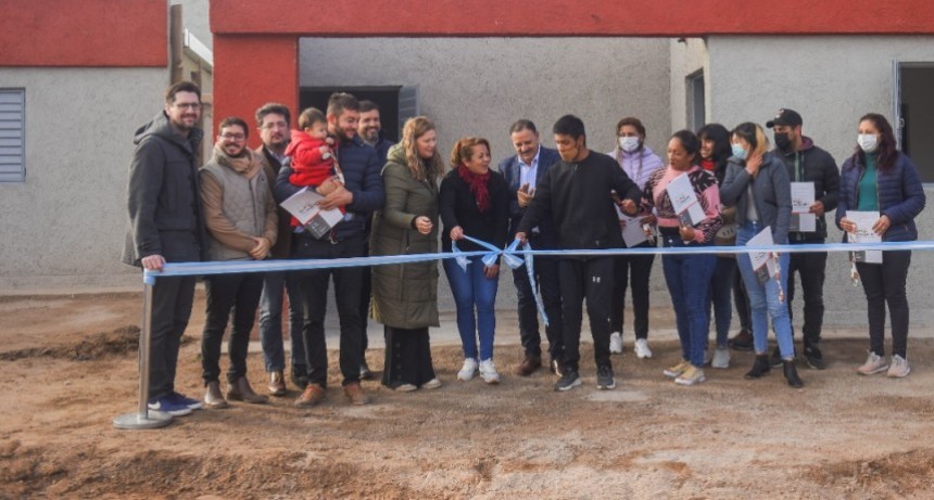 Obras Queridas: El gobernador entregó la vivienda número 108 en el barrio Susana Quintela