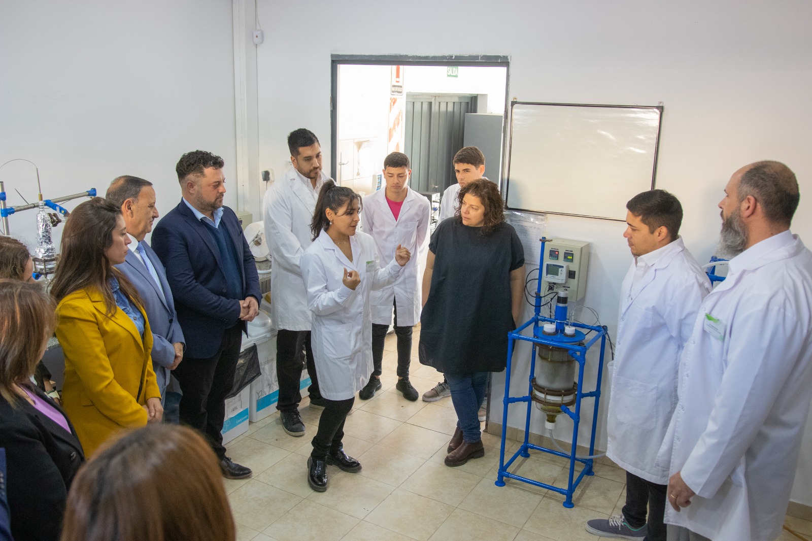 El gobernador Quintela y la ministra Carla Vizzotti visitaron la producción del Aceite de Cannabis Medicinal.
