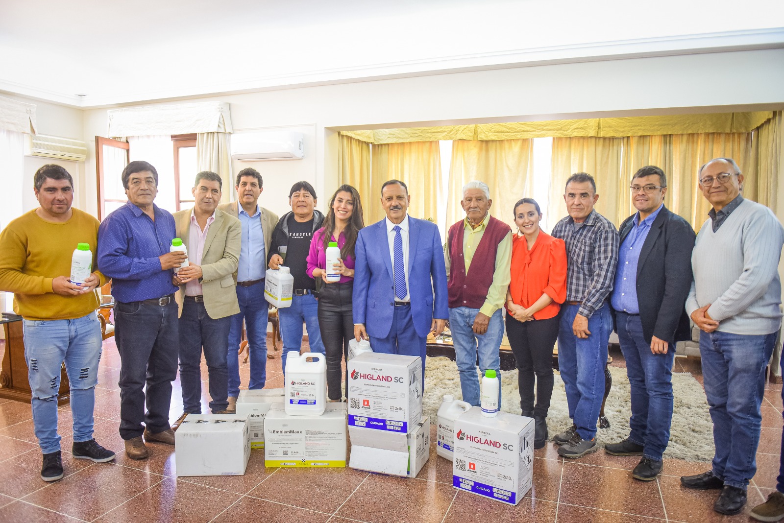 El gobernador Ricardo Quintela entregó herbicidas a productores de comino de Bañado de los Pantanos