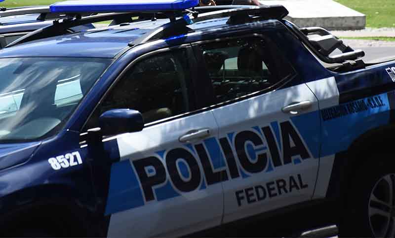 La Policia Federal allanó un quincho en el B° Saviore. Secuestran droga y demoran a un funcionario municipal.