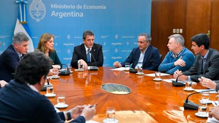 El Gobierno congeló el precio de los combustibles hasta el 31 de octubre.
