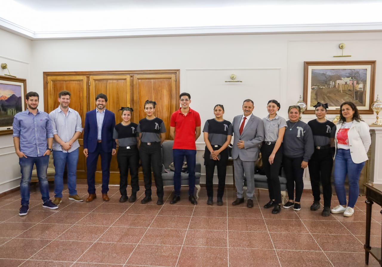 Quintela se reunió con empresarios riojanos y con el plantel de Mostaza.
