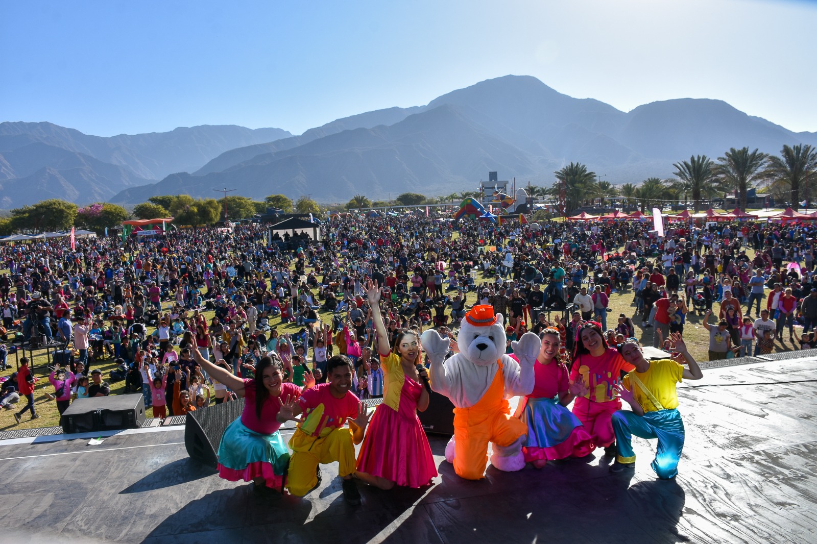 Miles de familias en el Parque de la Ciudad. Festipeques se consagra como el gran evento del mes de las infancias