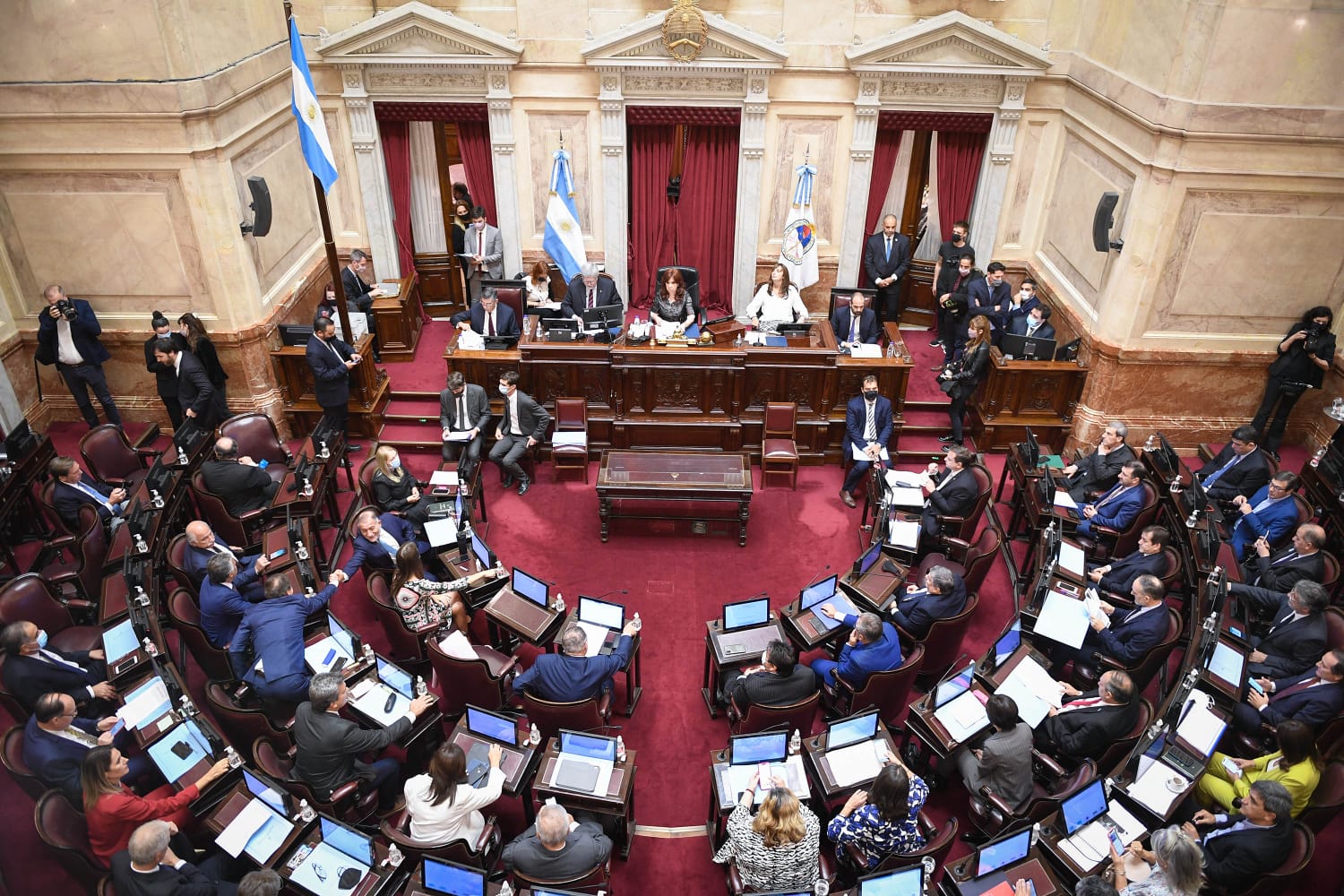 El Senado aprobó la nueva fórmula de movilidad jubilatoria y el Gobierno amenaza con vetarla.