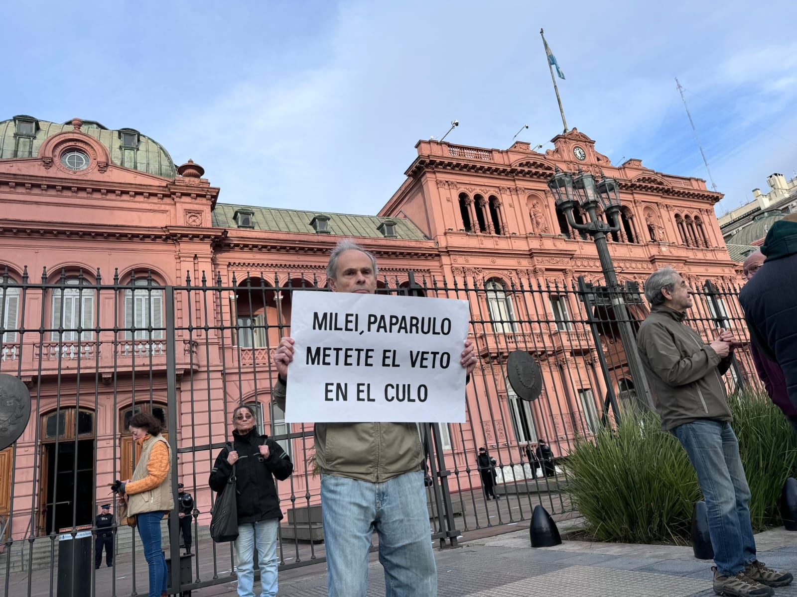 Criminal. La policía de Bullrich reprimió la marcha de jubilados en el Congreso contra el veto de Javier Milei.