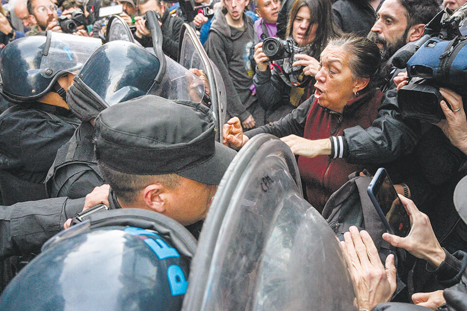 Milei insensible. Además de palos,veto.