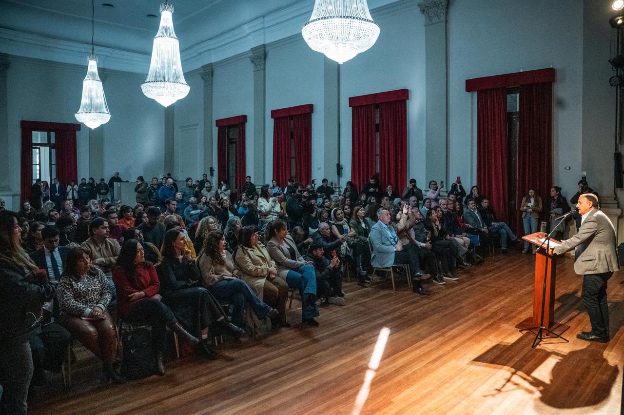 Quintela se proclamó en favor del federalismo cultural y convocó a resistir el ajuste en el área