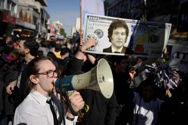 Preocupación en el Gobierno por los jóvenes decepcionados con Milei que no irían a votar: Uno de cada dos desocupados es sub 30.