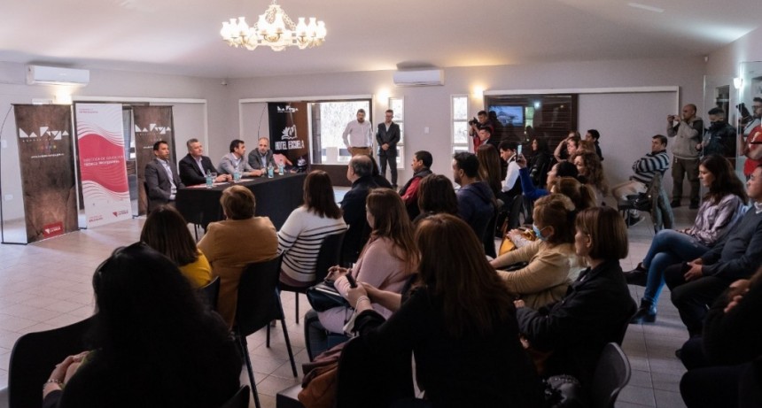 Turismo y Educación firman convenio para la creación del Hotel Escuela