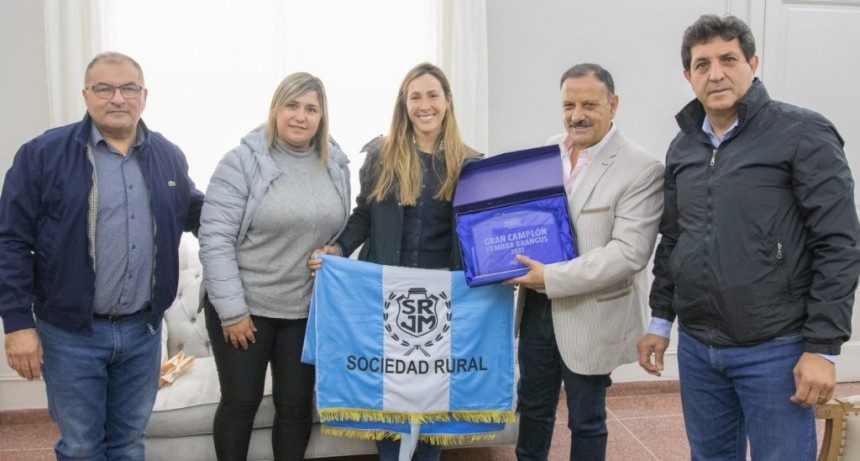 El gobernador recibió a la presidenta de la empresa estatal Caudillos Riojanos, que obtuvo cuatro premios en Exposición Rural de Jesús María