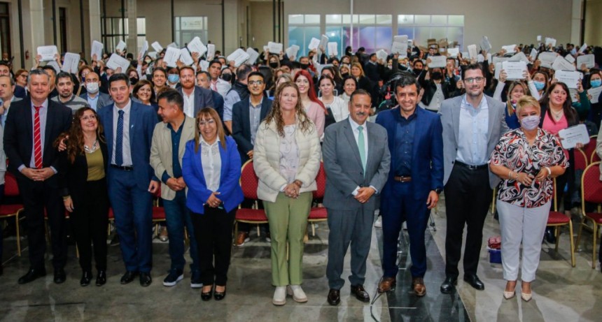 El Gobierno Provincial entregó 500 computadoras a docentes de nivel primario para reducir la brecha digital en las escuelas