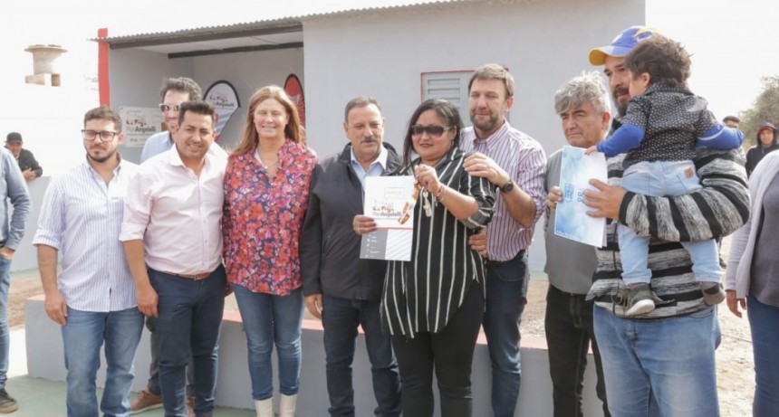 El gobernador entregó más hogares del Plan Angelelli
