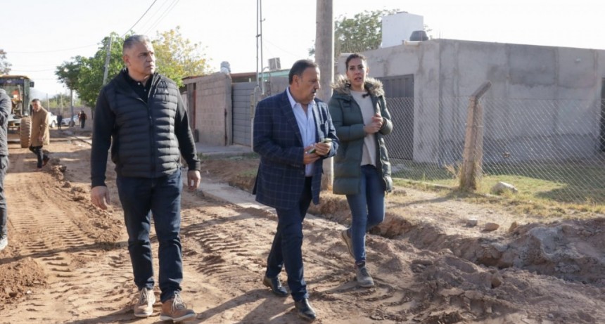 Quintela recorrió la obra de asfaltado y mejoramiento en barrio Virgen del Valle