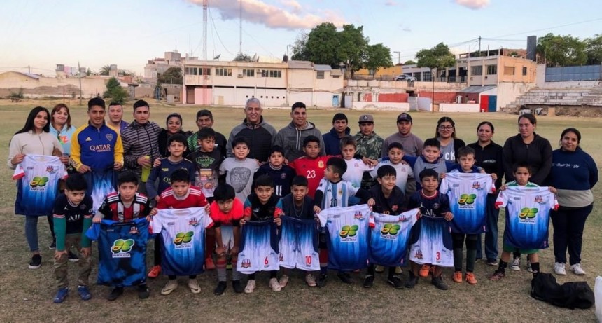De la mano de AJALaR, la escuela de fútbol de Club Unión estrena conjunto deportivo