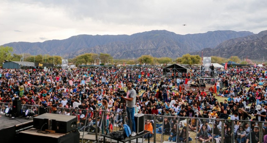 Imponente marco de publico en el Cierre del Septiembre Joven