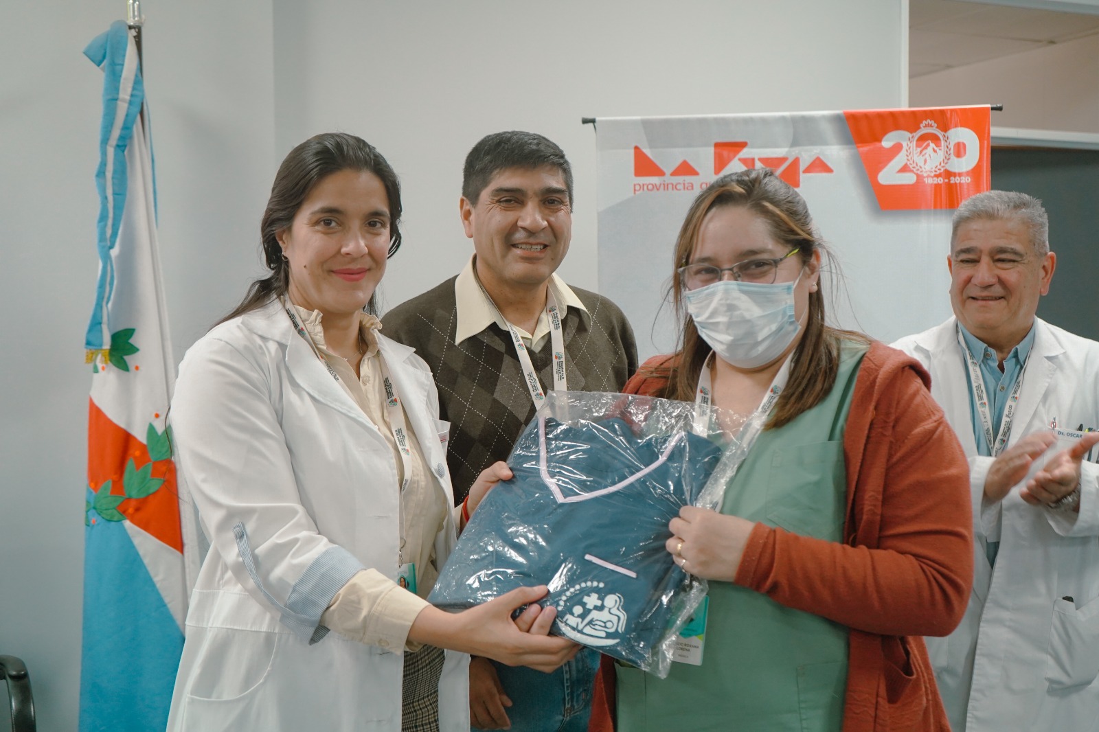 Se entregaron uniformes a los nuevos médicos residentes del Hospial de la Madre y el Niño.