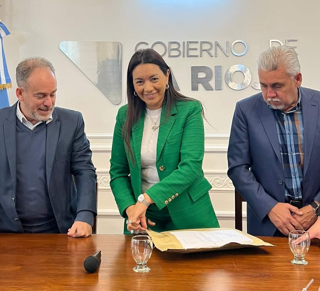 Acto de apertura de sobres de licitación para las obras de infraestructura de la línea 2 de transporte en la Capital. 