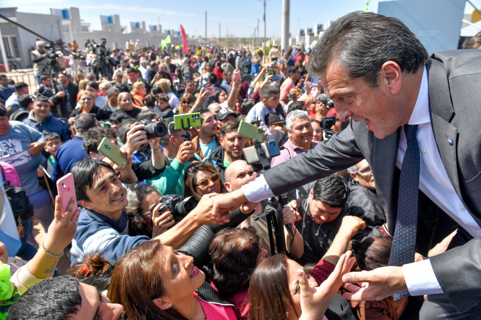 Massa entregó mas de 500 viviendas: “ No somos un pais de mierda como andan diciendo ellos, somos un pais de trabajo, produccion y educación 