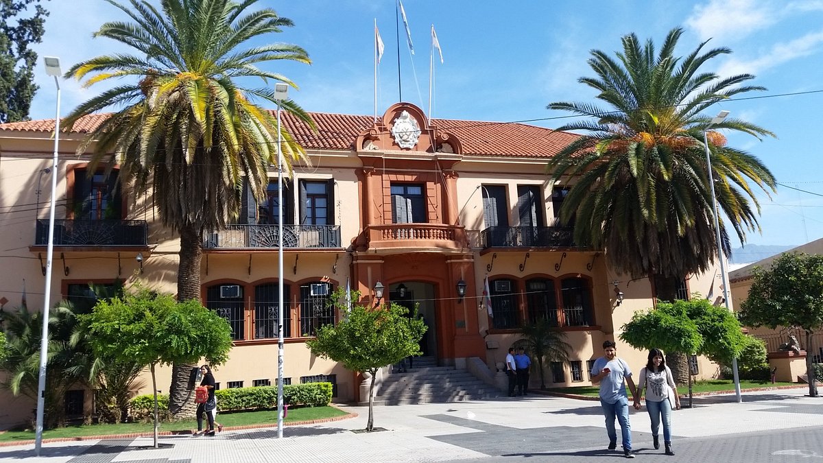 El gobernador decretó jornada no laborable para los empleados de la Administración Pública Provincial.