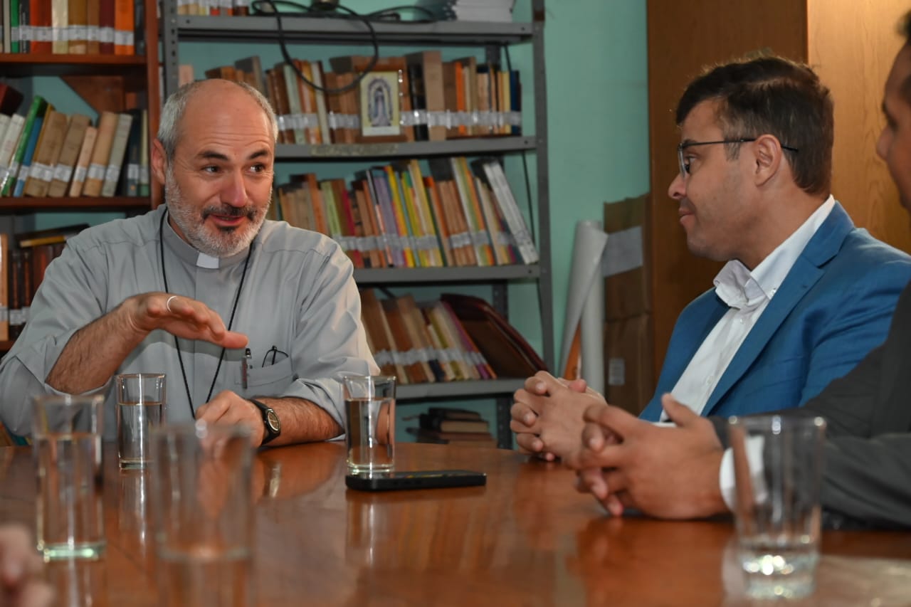 El ministro Pérez se reunió con el Obispo Braida por la Mesa de Cambio Climático.