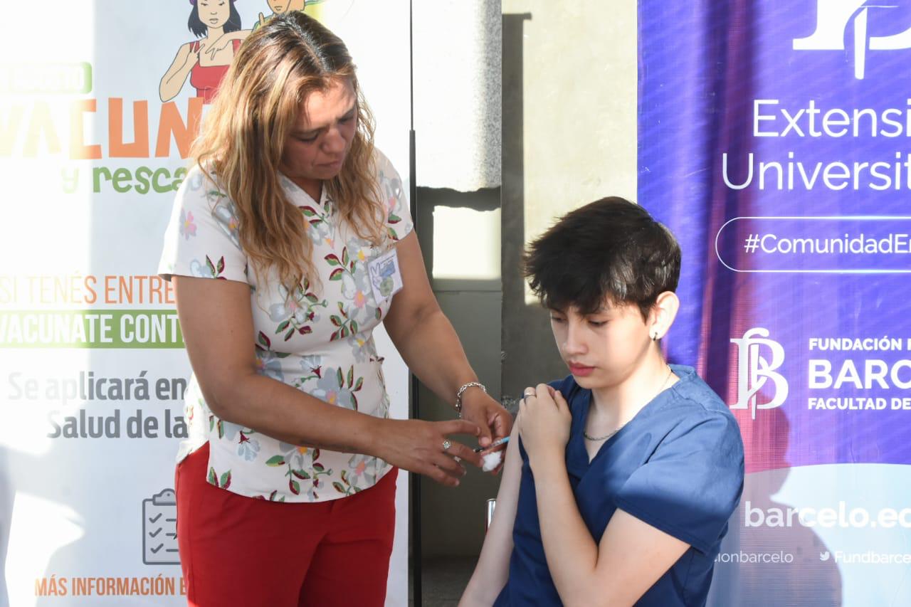 En la universidad Barceló. Se desarrolló una exitosa jornada de vacunación contra el Dengue para jóvenes.