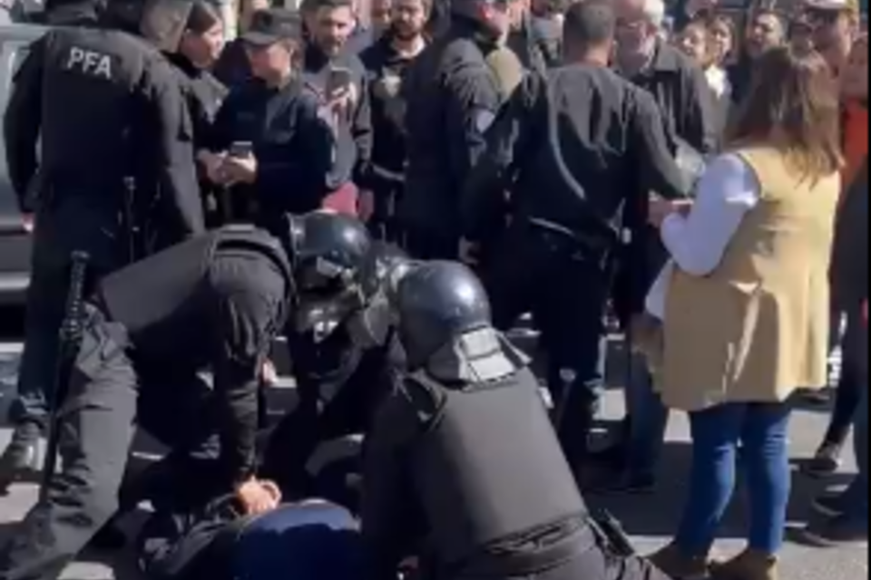 Brutal represión a trabajadores judiciales en Tribunales.