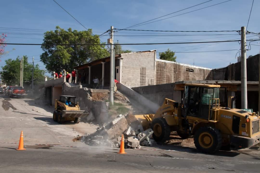 Orden en la Ciudad. Se demolió construcción que obstruía la vereda pública en el Bº San Vicente.