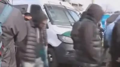 Insólito. Con encapuchados, empieza a llegar la gente al acto de cierre de campaña de LLA en Moreno.