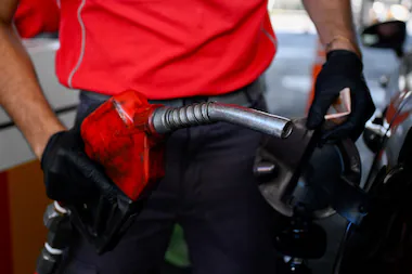 Subi&oacute; la nafta y tiembla la inflaci&oacute;n Axion y Shell aumentaron entre 2 y 5 por ciento.
