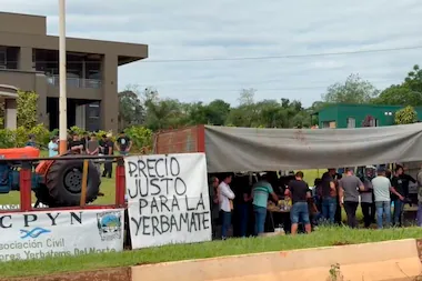 Cosecharas tu siembra. En Misiones, Milei fue recibido con una protesta de yerbateros 