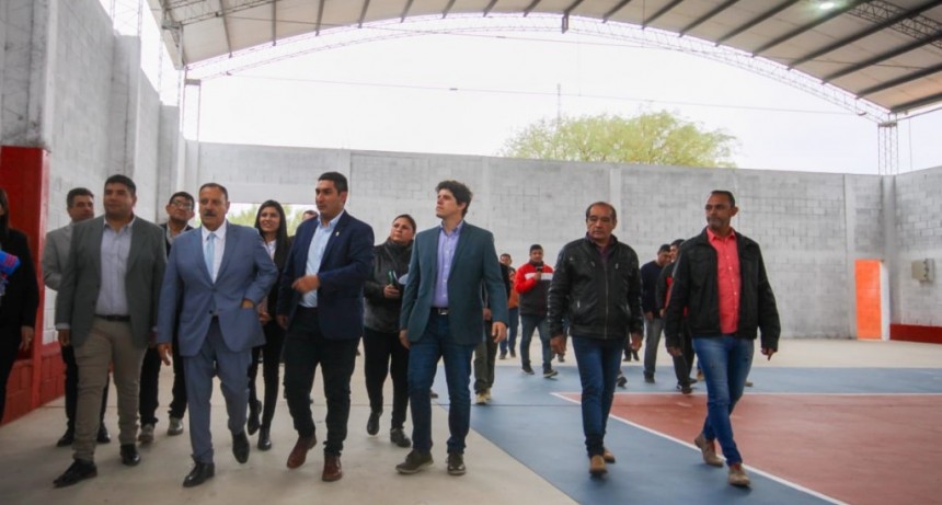 El gobernador Quintela inauguró el nuevo Polideportivo Municipal en Punta de los Llanos.