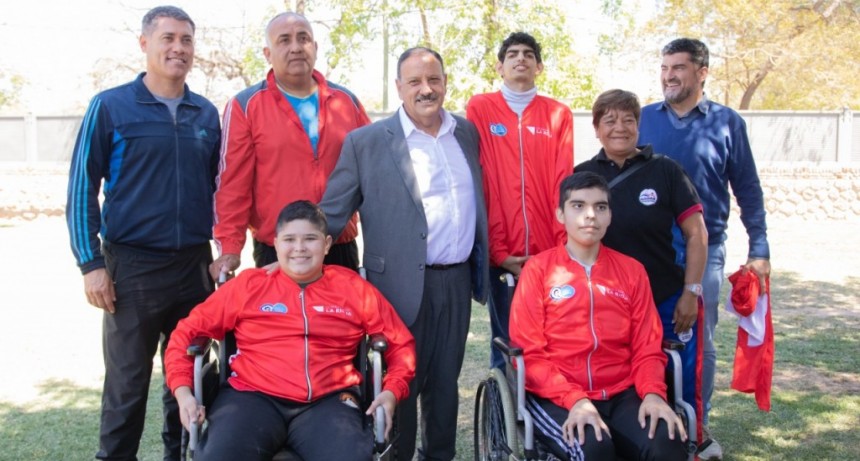 Quintela entregó indumentaria para 800 jóvenes que representarán a la Provincia en la instancia nacional de los Juegos Evita