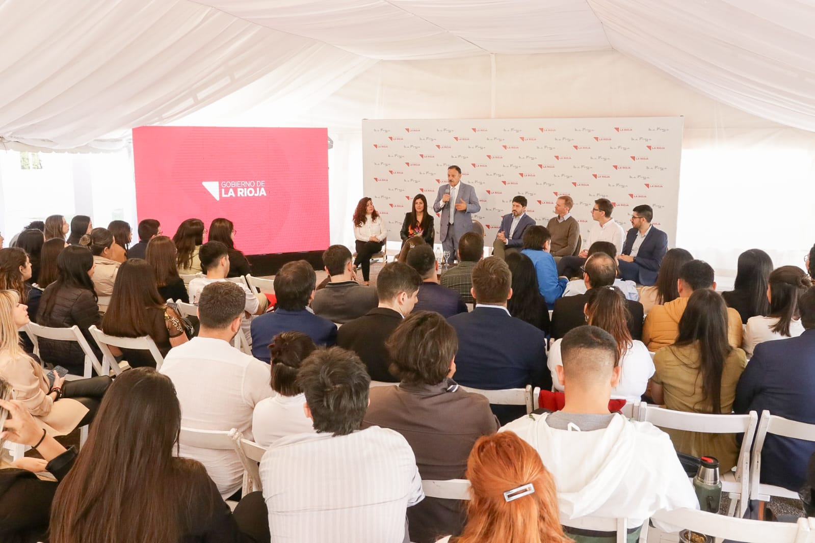 El gobernador Ricardo Quintela encabezó el encuentro con jóvenes de la Escuela de Formación del CFI. 