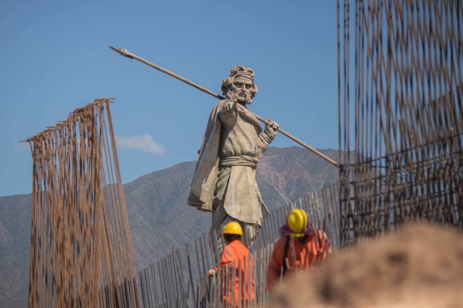 El monumento del Chacho se elevará unos 3 metros en la obra del distribuidor vial.