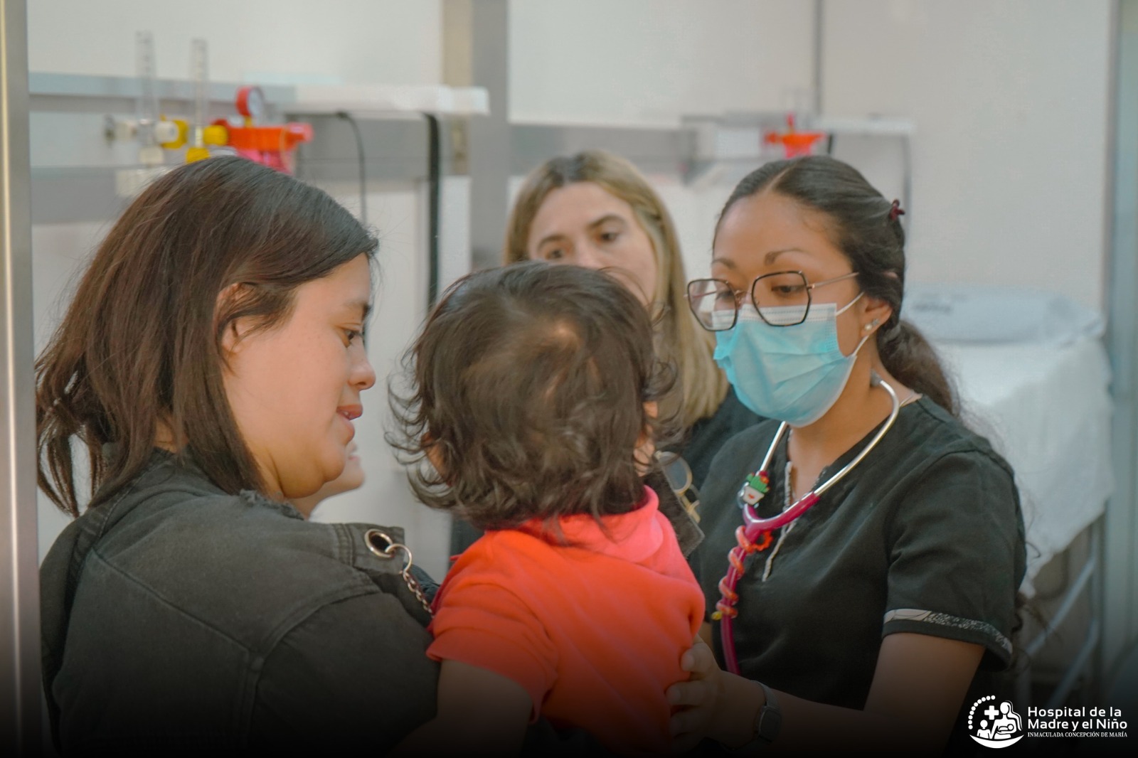 Profesionales del Hospital de la Madre y el Niño presente en el abordaje sanitario en Barrio Matadero.